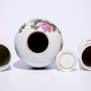 Two Chinese qianjiang cai hat stands and a jar with cover, 19/20th C. — photo 6