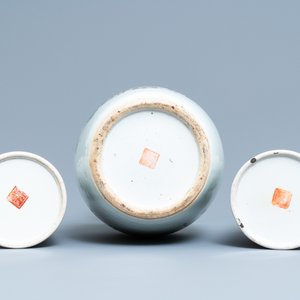 Two Chinese qianjiang cai hat stands and a vase with antiquities, 19/20th C. — photo 6