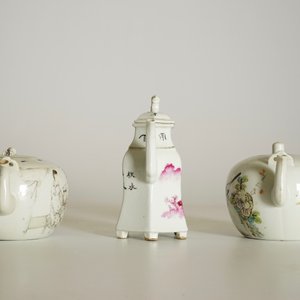 Two Chinese qianjiang cai teapots and a wine jug, 19/20th C. — 照片 11