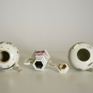 Two Chinese qianjiang cai teapots and a wine jug, 19/20th C. — 照片 12