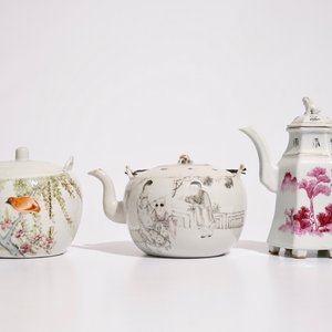Two Chinese qianjiang cai teapots and a wine jug, 19/20th C. — 照片 2