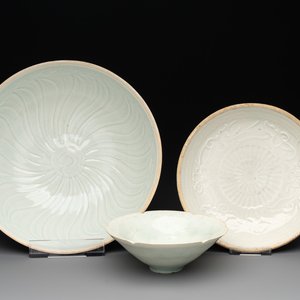 Two Chinese qingbai bowls and a plate, Song — foto 1