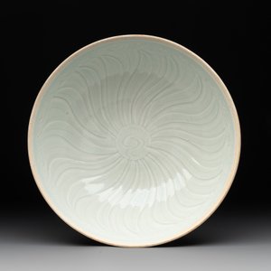 Two Chinese qingbai bowls and a plate, Song — foto 2