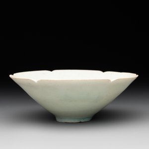Two Chinese qingbai bowls and a plate, Song — foto 9