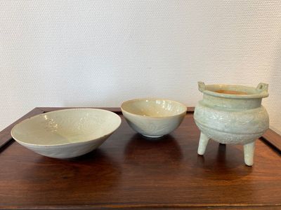Two Chinese qingbai bowls and a tripod censer, Song/Ming — 照片 1