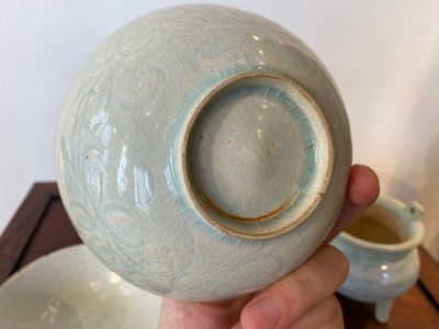 Two Chinese qingbai bowls and a tripod censer, Song/Ming — 照片 6