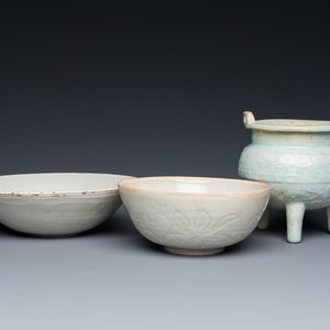 Two Chinese qingbai bowls and a tripod censer, Song/Ming — 照片 1