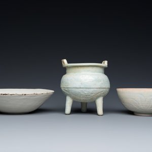 Two Chinese qingbai bowls and a tripod censer, Song/Ming — 照片 5