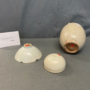 Two Chinese qingbai bowls and an urn, Song — 照片 11
