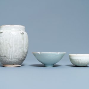 Two Chinese qingbai bowls and an urn, Song — 照片 2