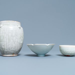 Two Chinese qingbai bowls and an urn, Song — 照片 4