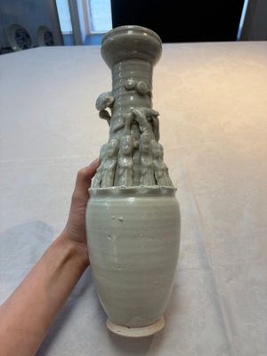 Two Chinese qingbai-glazed urns with applied design, Song — foto 1