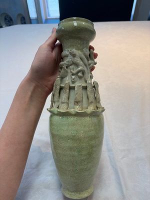 Two Chinese qingbai-glazed urns with applied design, Song — foto 11