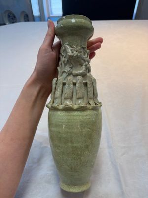 Two Chinese qingbai-glazed urns with applied design, Song — foto 12