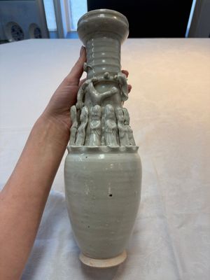 Two Chinese qingbai-glazed urns with applied design, Song — foto 2