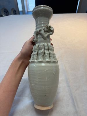 Two Chinese qingbai-glazed urns with applied design, Song — foto 3