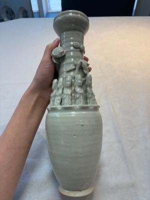 Two Chinese qingbai-glazed urns with applied design, Song — foto 4