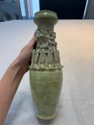 Two Chinese qingbai-glazed urns with applied design, Song — foto 9