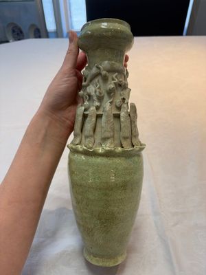Two Chinese qingbai-glazed urns with applied design, Song — foto 10