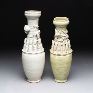 Two Chinese qingbai-glazed urns with applied design, Song — foto 1