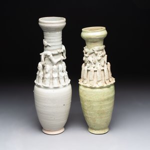 Two Chinese qingbai-glazed urns with applied design, Song — foto 2