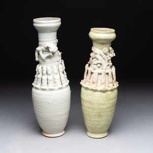 Two Chinese qingbai-glazed urns with applied design, Song — foto 4