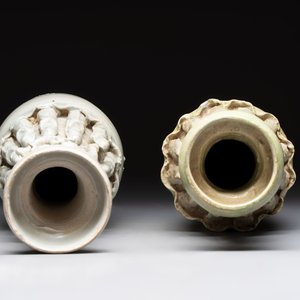 Two Chinese qingbai-glazed urns with applied design, Song — foto 5