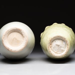 Two Chinese qingbai-glazed urns with applied design, Song — foto 6