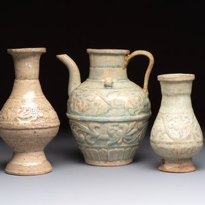Two Chinese qingbai vases and an ewer with floral design, Song — 照片 1