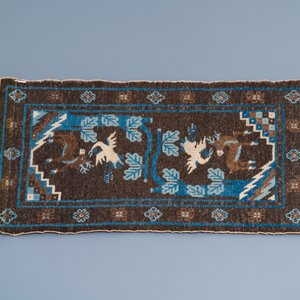 Two Chinese rectangular woollen carpets, 19/20th C. — 照片 5