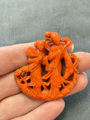 Two Chinese red coral 14kt gold-mounted brooches, 19/20th C. — 照片 1
