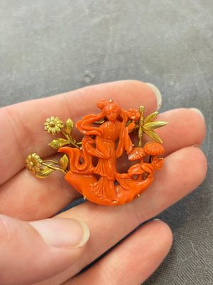 Two Chinese red coral 14kt gold-mounted brooches, 19/20th C. — 照片 3