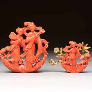 Two Chinese red coral 14kt gold-mounted brooches, 19/20th C. — 照片 1