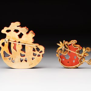 Two Chinese red coral 14kt gold-mounted brooches, 19/20th C. — 照片 2