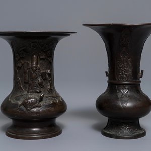 Two Chinese relief-decorated bronze vases, 18/19th C. — 照片 2