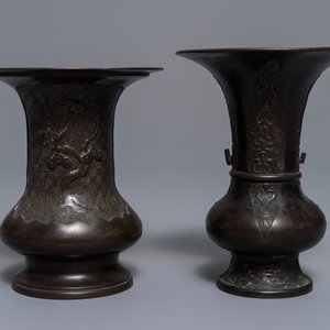 Two Chinese relief-decorated bronze vases, 18/19th C. — 照片 4