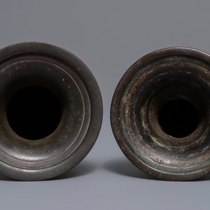 Two Chinese relief-decorated bronze vases, 18/19th C. — 照片 6