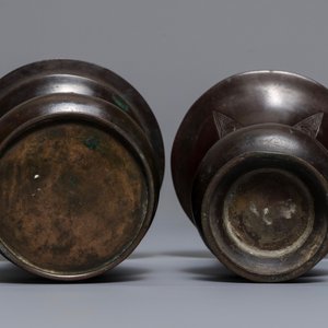 Two Chinese relief-decorated bronze vases, 18/19th C. — 照片 7