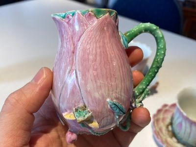 Two Chinese relief-decorated famille rose 'lotus' cups and saucers and two jugs, Yongzheng — photo 7