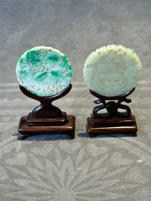 Two Chinese round jade plaques on carved wooden stands, 19th C. — 照片 1