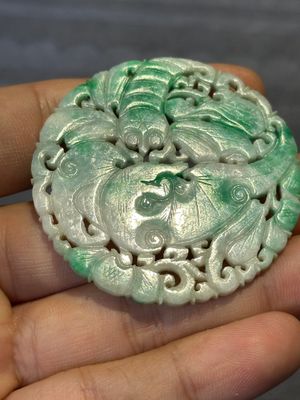 Two Chinese round jade plaques on carved wooden stands, 19th C. — 照片 12