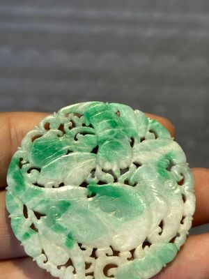 Two Chinese round jade plaques on carved wooden stands, 19th C. — 照片 13