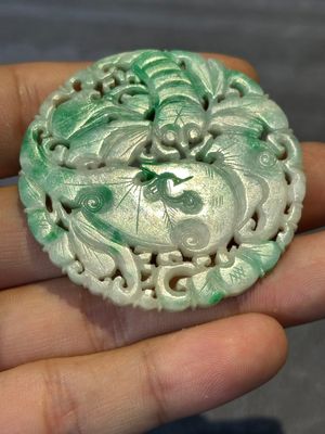 Two Chinese round jade plaques on carved wooden stands, 19th C. — 照片 14