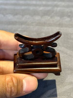 Two Chinese round jade plaques on carved wooden stands, 19th C. — 照片 15