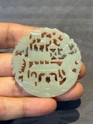 Two Chinese round jade plaques on carved wooden stands, 19th C. — 照片 2