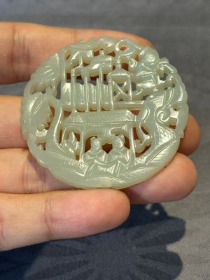 Two Chinese round jade plaques on carved wooden stands, 19th C. — 照片 3