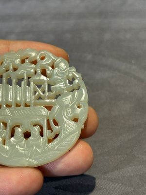 Two Chinese round jade plaques on carved wooden stands, 19th C. — 照片 4