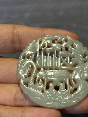Two Chinese round jade plaques on carved wooden stands, 19th C. — 照片 5