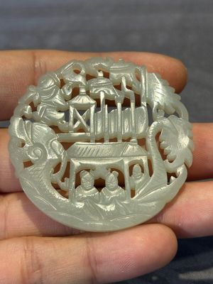 Two Chinese round jade plaques on carved wooden stands, 19th C. — 照片 6