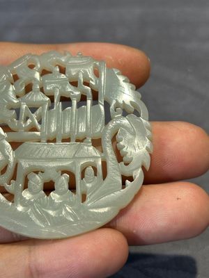 Two Chinese round jade plaques on carved wooden stands, 19th C. — 照片 8